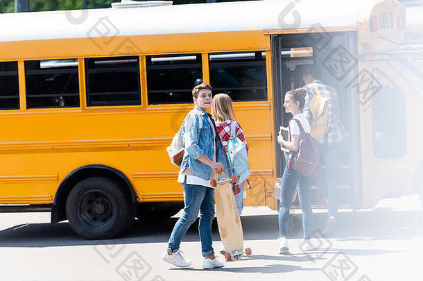 集团青少年学者走内部学校公共汽车