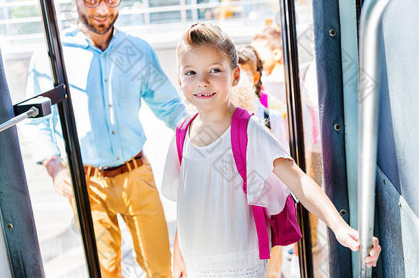 美丽的女学生进入学校公共汽车老师同学们背景