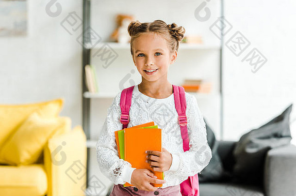 快乐女学生站背包持有书