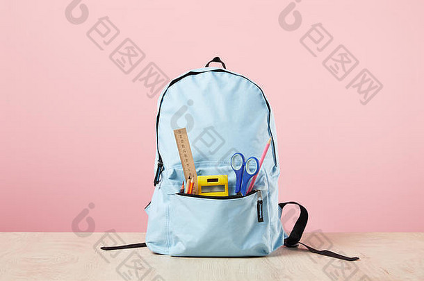 学校蓝色的背包文具口袋里孤立的粉红色的