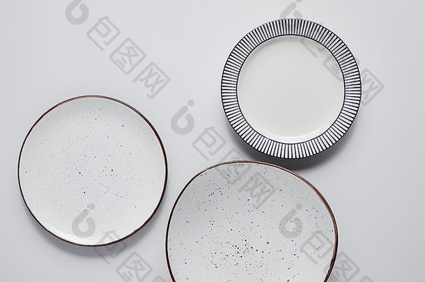 前视图陶瓷盘子白色表格简约概念