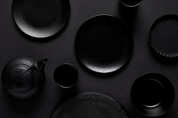 前视图黑色的茶壶盘子碗杯托盘烘焙菜黑色的表格