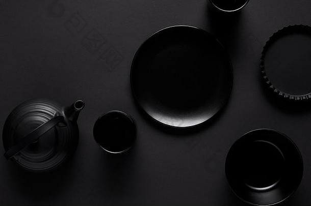 前视图黑色的茶壶板碗杯烘焙菜黑色的表格