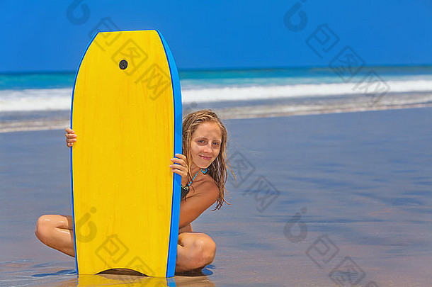 快乐女孩年轻的冲浪者bodyboard有趣的海沙子海滩波