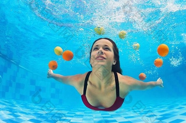 年轻的美丽的女人比基尼游泳潜水水下池有趣的新鲜的柑橘类水果活跃的健康的生活方式水体育运动活动