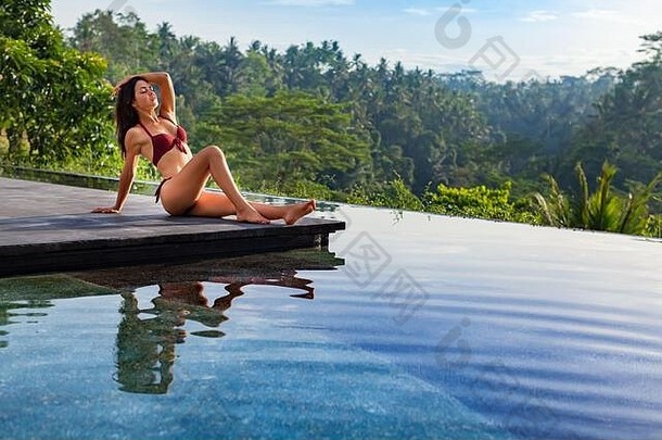 年轻的美丽的女人夏天海滩假期放松奢侈品水疗中心酒店∞游泳池热带丛林风景优美的视图