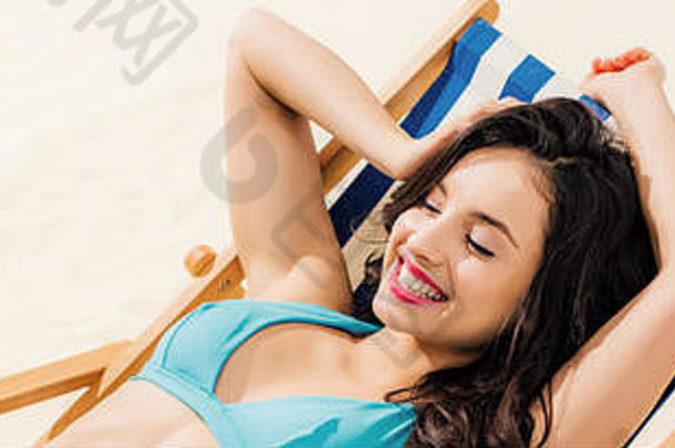 全景拍摄美丽的微笑女孩比基尼放松甲板椅子海滩