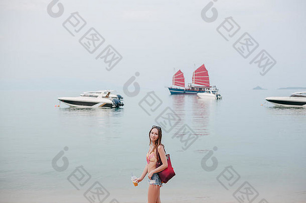 有吸引力的<strong>女孩</strong>鸡尾酒站海洋海滩游艇背景