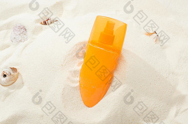 橙色瓶防晒霜沙子贝壳