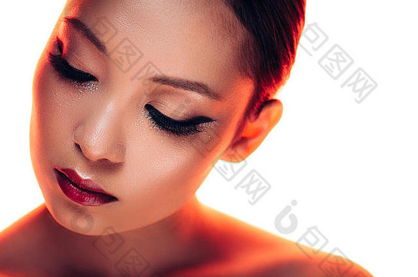有吸引力的亚洲女人化妆红色的光孤立的白色