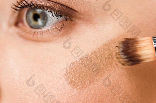 裁剪视图化妆品刷棕色（的）脸红脸颊女人
