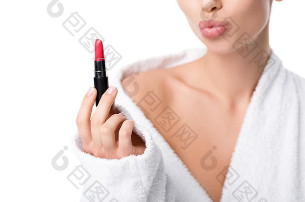 裁剪视图女人浴袍撅嘴嘴唇持有红色的口红孤立的白色
