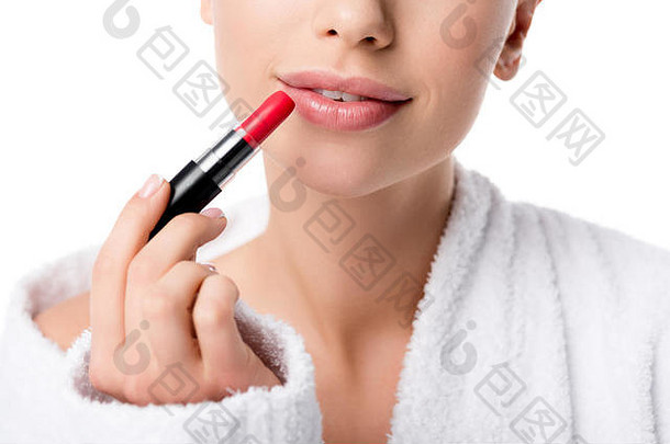 裁剪视图女人浴袍应用红色的口红孤立的白色