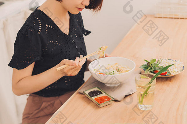 越南巨像面条汤牛肉辣椒罗勒大米面条豆芽显示面条选筷子