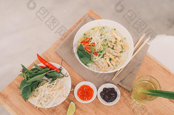 巨像越南新鲜的大米面条汤牛肉草本植物辣椒股票倒越南的国家菜