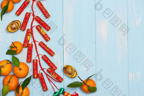 月球一年鞭炮中国人黄金锭传统的红色的信封装饰新鲜的橙子木背景