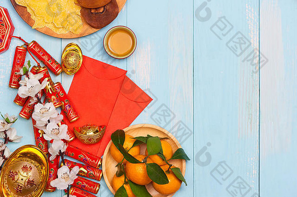 月球一年鞭炮中国人黄金锭传统的红色的信封装饰新鲜的橙子木背景