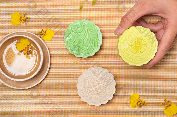 甜蜜的颜色雪皮肤月饼传统的中期秋天节日食物茶表格设置