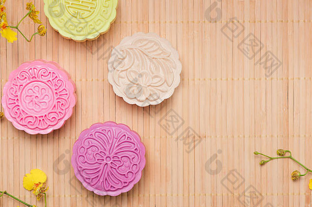 亚洲japanian食物传统的甜蜜的甜点五彩缤纷的烤雪皮肤月饼白色大理石表格复制空间前视图