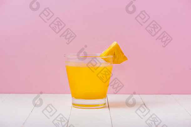 眼镜菠萝汁表格粉红色的背景