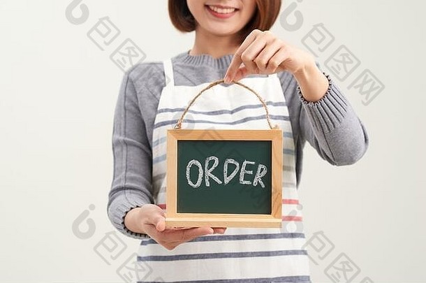 肖像微笑女服务员显示黑板订单标志白色