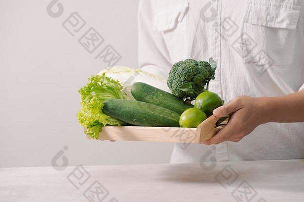 市场健康的素食主义者食物<strong>新鲜</strong>的蔬菜浆果绿色水果木托<strong>盘</strong>黄瓜萝卜绿色豌豆白色表格男人。手