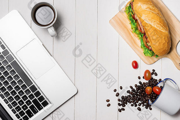 零食打破时间健康的业务午餐办公室前视图越南三明治禁止白色木桌子上咖啡移动电话