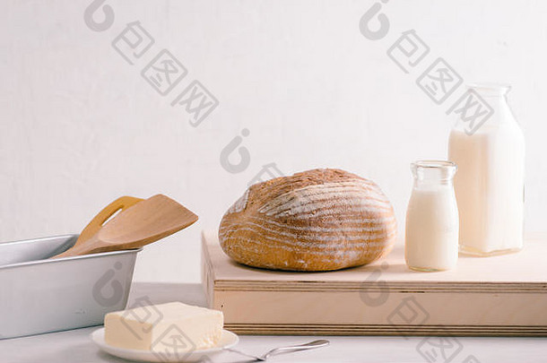 面包烤黄油木切割董事会简单的早餐