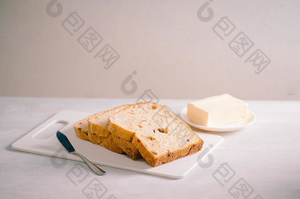新鲜的面包自制的黄油白色表格