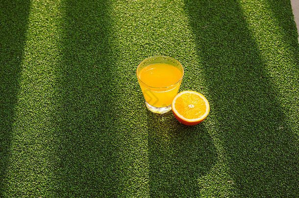 玻璃新鲜按下橙色汁片橙色绿色草