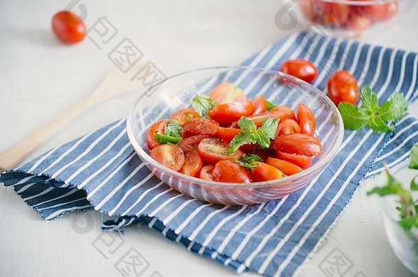 新鲜的沙拉番茄马苏里拉奶酪罗勒概念美味的健康的开胃菜