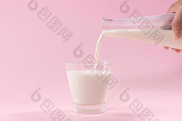 倒牛奶玻璃瓶粉红色的