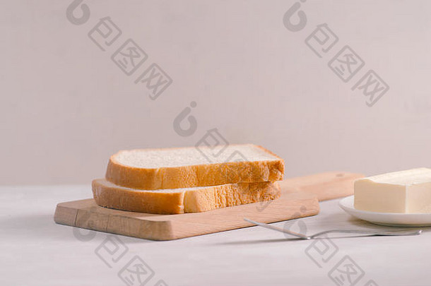 切片面包烤黄油木切割董事会简单的<strong>早餐</strong>