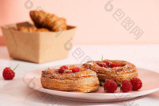 自制的泡芙糕点树莓甜蜜的美味的甜点装饰粉糖