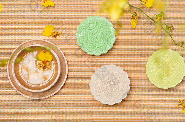 传统的中国人中期秋天节日食物雪皮肤月饼