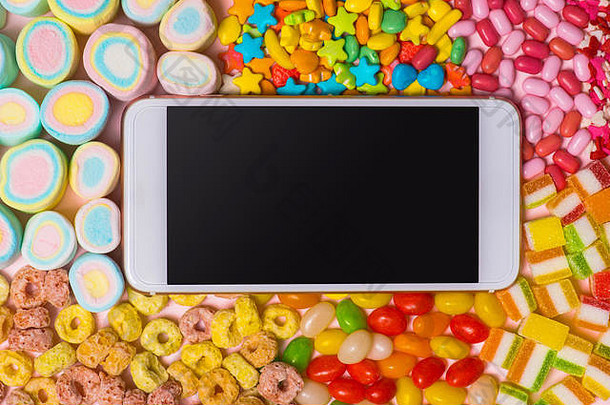 棉花糖糖果智能手机柔和的背景装饰爱情人节一天概念