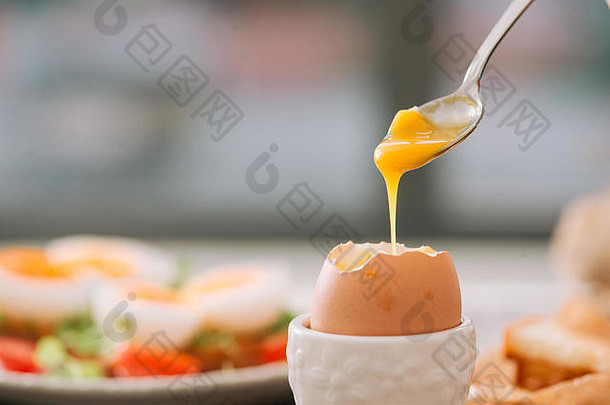新鲜煮熟的白色蛋木董事会健康的健身早餐