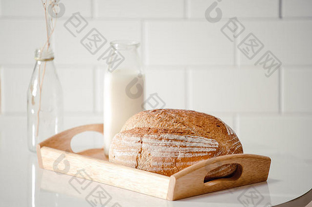 玻璃瓶牛奶面包木托盘孤立的白色背景食物健康的概念复制空间文本
