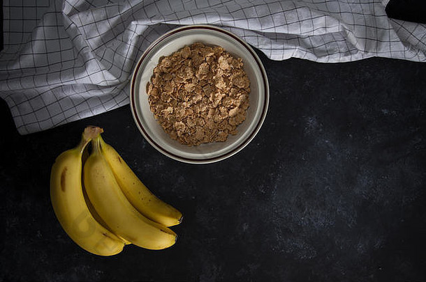 有机健康的燕麦片粥新鲜的香蕉白色瓷碗餐巾