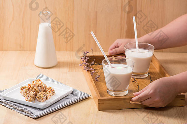乳制品产品瓶牛奶玻璃牛奶服务杏仁糖果木表格