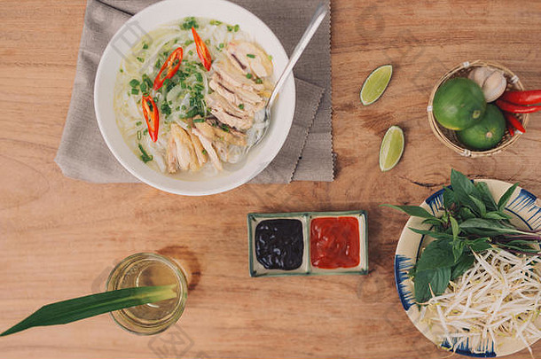 传统的越南面条汤巨像碗混凝土背景越南牛肉汤巨像特写镜头亚洲越南食物越南晚餐