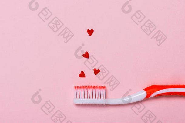 牙刷形状红色的心粉红色的背景牙科医疗保健概念