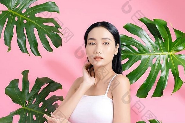 肖像年轻的美丽的亚洲女人触碰脸完美的光滑的皮肤热带叶子概念自然化妆品护肤品