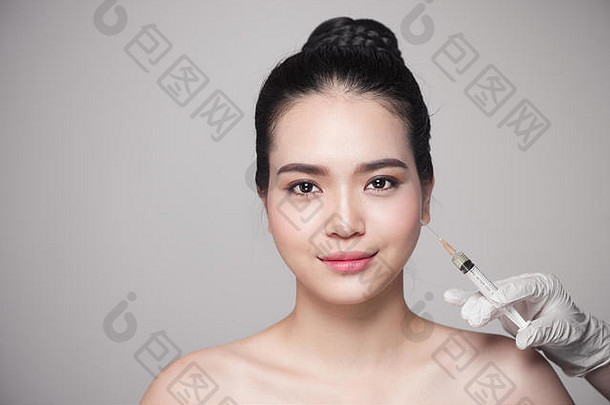 美丽的亚洲女人美面部注射脸老化注射