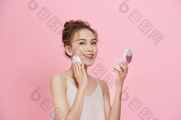 脸化妆特写镜头美丽的亚洲女应用干粉基金会镜子