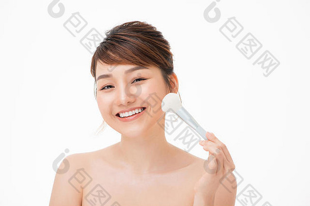 美肖像年轻的亚洲女人微笑刷脸颊皮肤护理<strong>化妆品</strong>概念