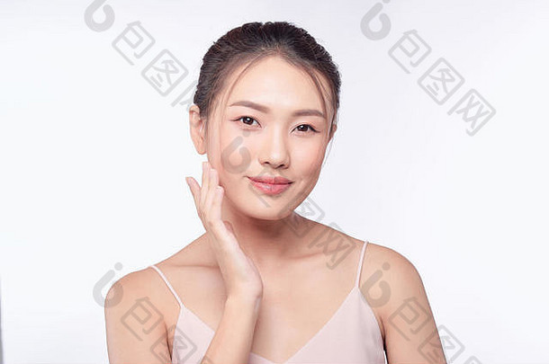 美丽的年轻的亚洲女人清洁新鲜的皮肤