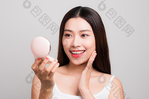 美丽的年轻的亚洲女人完美的新鲜的清洁皮肤镜子