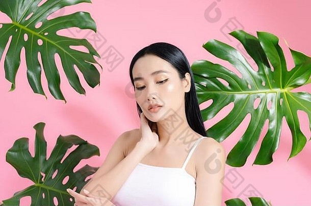 肖像年轻的美丽的亚洲女人触碰脸完美的光滑的皮肤热带叶子概念自然<strong>化妆</strong>品护肤品