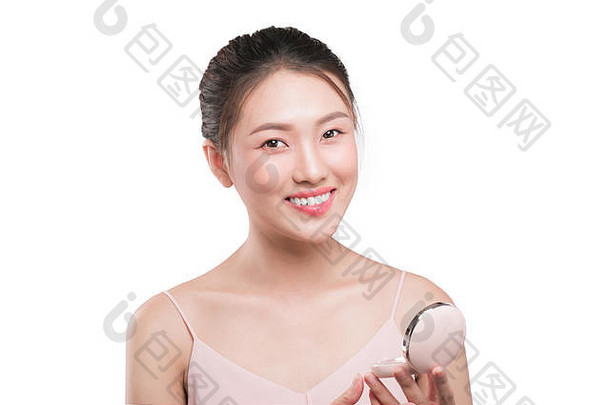 年轻的亚洲女孩化妆应用脸红的人脸颊